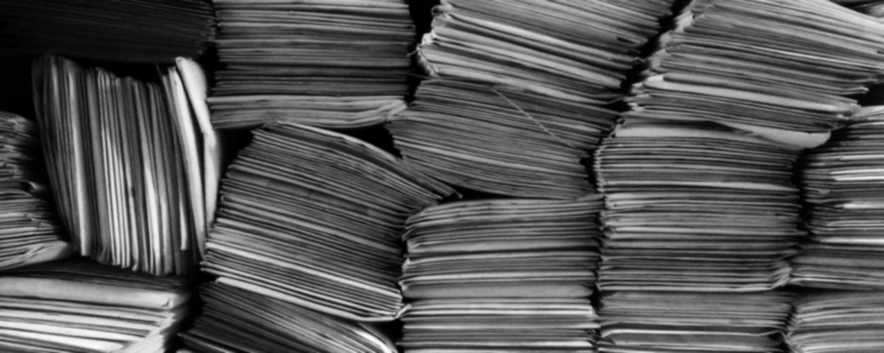 Envelopes pardos empilhados em fileiras, vistos de perto